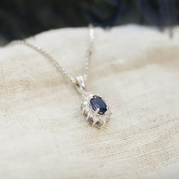 EC 1914 Anheng i hvitt gull med diamant og safir 0,24 ct TWSI - Gullhagen